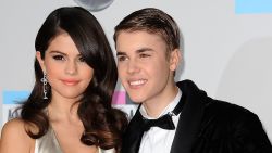 Selena Gomez and Justin Bieber arrive at the American Music Awards, in Los Angeles, California, on November 20, 2011. AFP PHOTO/VALERIE MACON (Photo credit should read VALERIE MACON/AFP/Getty Images) 