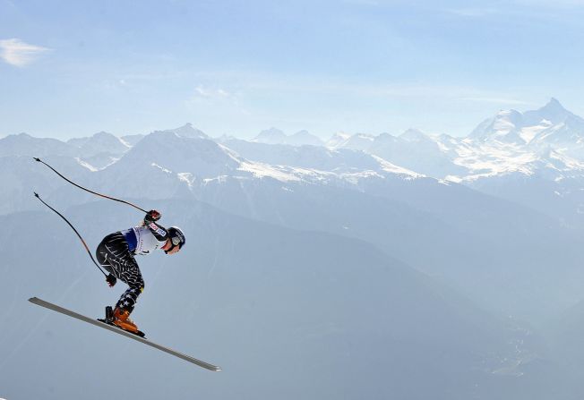 Vonn cruises down the mountain during the slalom event in the women's super combined at the FIS alpine skiing world cup on March 9, 2008, in Crans-Montana. 