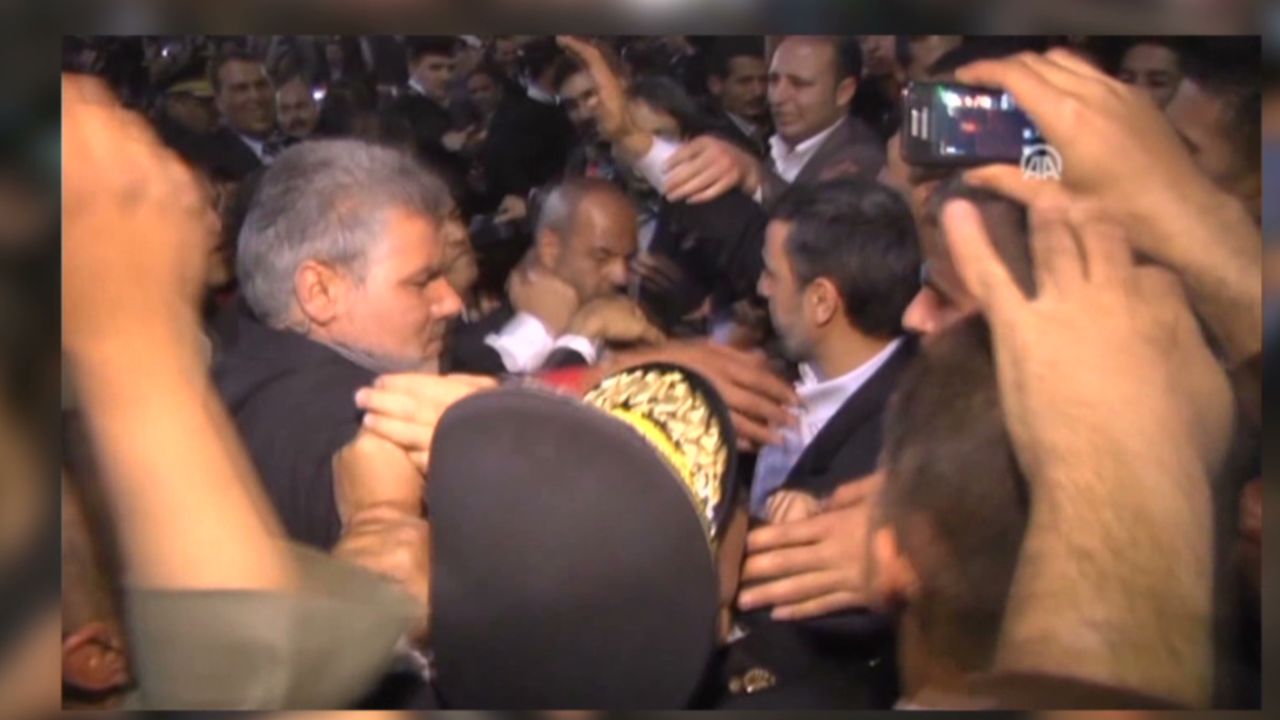 vo egypt ahmadinejad hit by shoes_00003401.jpg