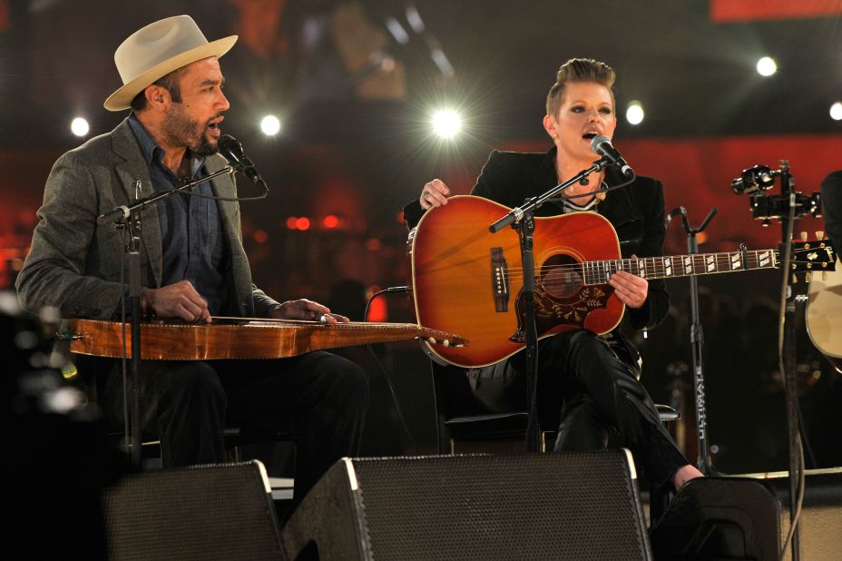 Ben Harper and Natalie Maines perform "Atlantic City" with Charles Musselwhite (not pictured).