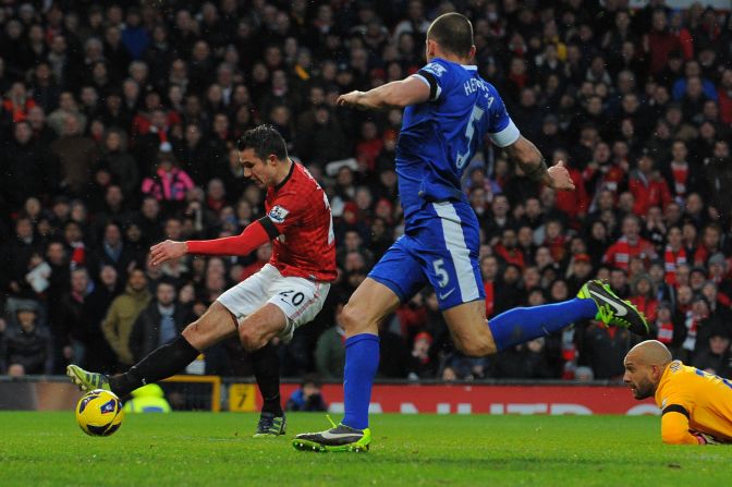 Van Persie rounded Everton goalkeeper Tim Howard to score his 19th EPL goal this season, sealing a crucial victory ahead of the midweek Champions League trip to Real Madrid.