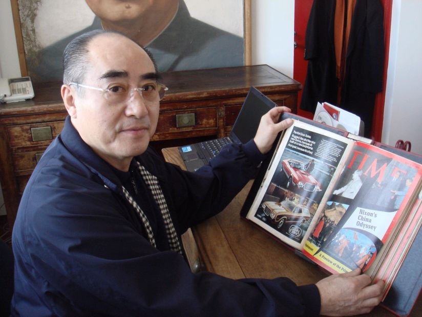 Zhuang Zedong's chance meeting with a U.S. player was instrumental in Beijing's decision to invite the American table tennis team for an exhibition match in 1971. He is pictured here in 2008, looking at a Time magazine cover from 1972.<br />