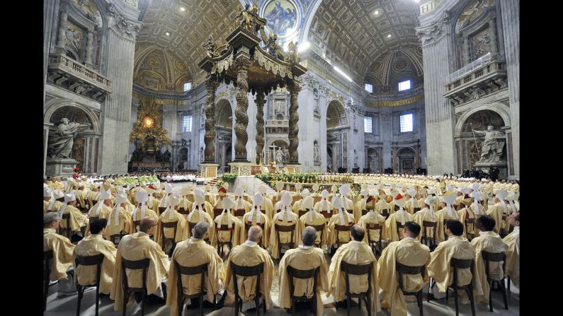 Benedicto XVI celebra una misa al final del Sínodo de los Obispos Católicos en octubre de 2008 en la Basílica de San Pedro. 