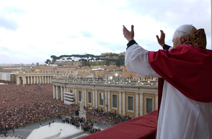 El Papa recién electo, Benedicto XVI saluda a la multitud en la Plaza de San Pedro en Ciudad del Vaticano, abril 19 de 2005.