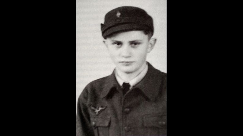 Joseph Ratzinger, elegido como el Papa número 265 en 2005, posa para una foto cuando era asistente de la fuerza aérea alemana en 1943.