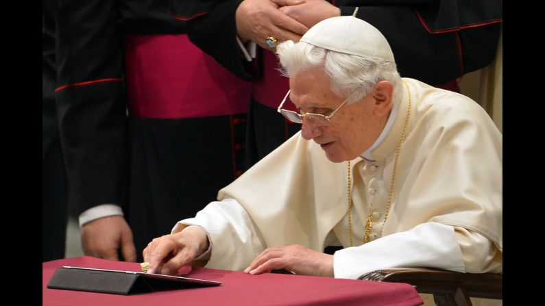 El Papa envía a través de una tableta su primer tuit desde la cuenta @pontifex en El Vaticano, diciembre de 2012.