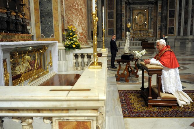 Benedicto XVI se arrodilla mientra reza frente a la tumba del papa Juan XXIII en la Basílica de San Pedro en El Vaticano en octubre 28 de 2008, para conmemorar el aniversario número 50 de la elección de Juan XXIII al papado.