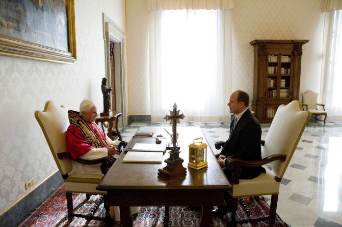 Benedicto XVI se reunió con el príncipe Alberto II de Mónaco, en la biblioteca privada del Papa en El Vaticano, diciembre de 2005.