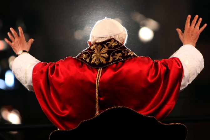 Benedicto XVI saluda a la multitud reunída en el Coliseo Romano durante el Vía Crucis el Viernes Santo, abril de 2012.  
