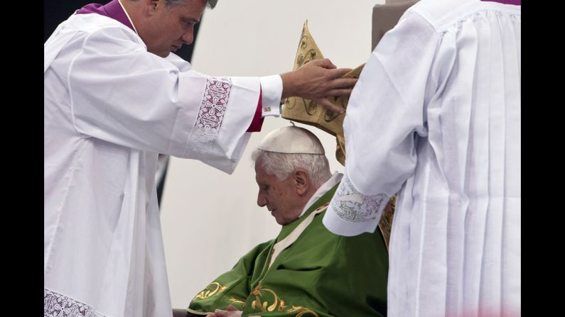 Benedicto XVI se preapra para celebrar una misa para 70.000 personas en Berlín, Alemania en septiembre de 2011. 