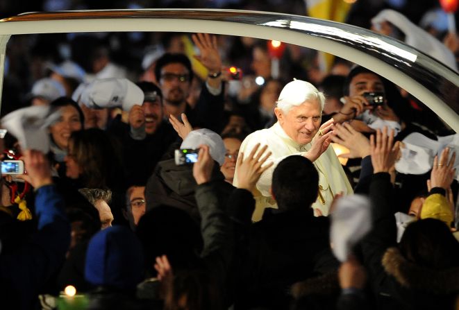 Benedicto XVI saluda desde el papamóvil en la Plaza de San Pedro, marzo de 2010. 
