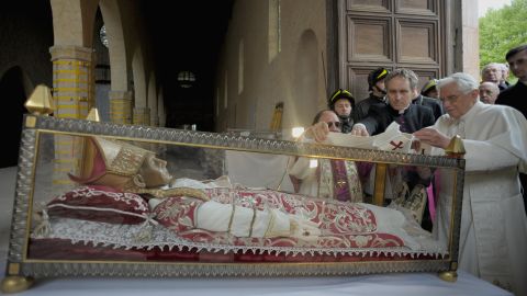 Pope Benedict XVI covers the relic of Pope Celestine V with a stole during his 2009 visit to L'Aquila.