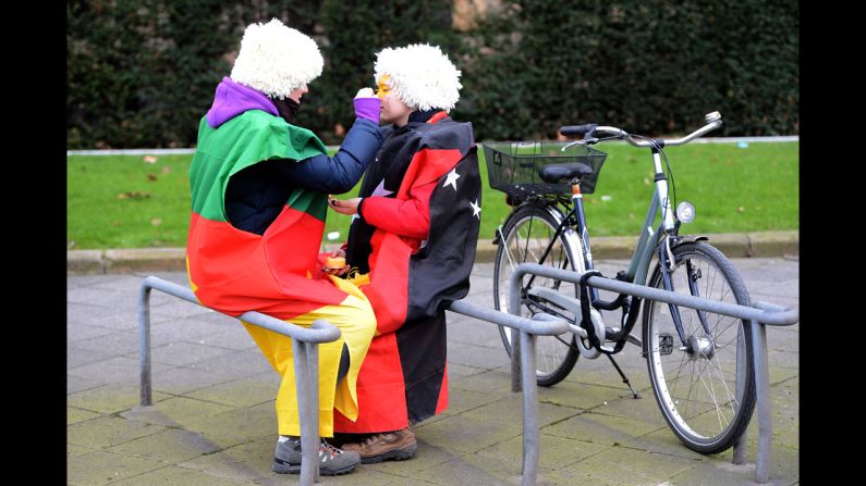 People prepare for carnival in the streets of Düsseldorf.