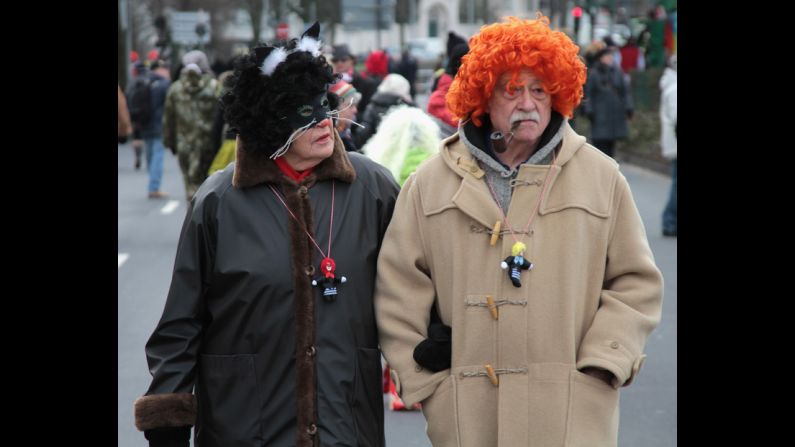 A couple walks through the streets of Düsseldorf's carnival.