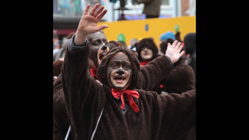 A costumed man waves to the crowd in Düsseldorf.