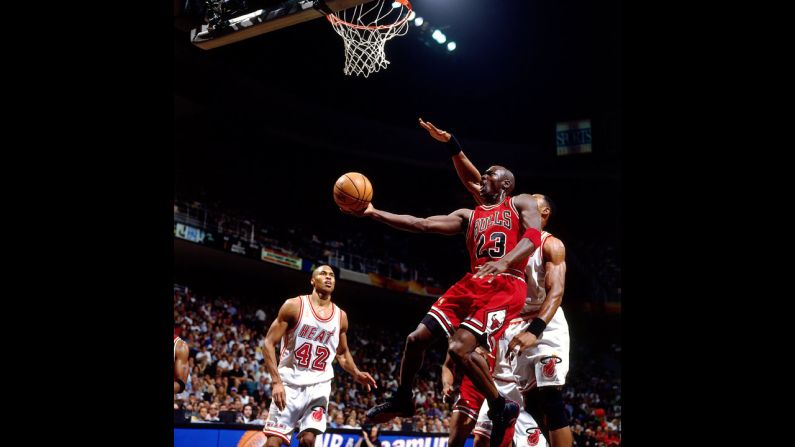 Jordan shoots a layup against Alonzo Mourning of the Miami Heat in 1997.