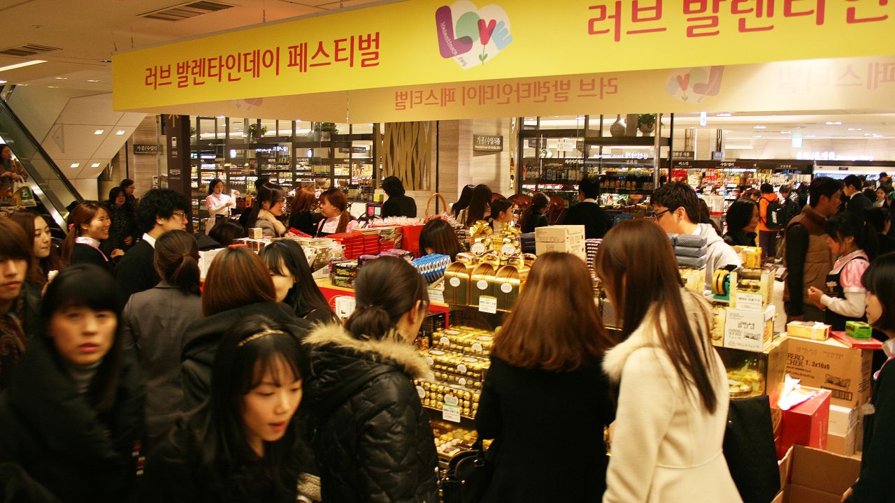 Seoul women line up to buy chocolates for men for Valentine's Day. 