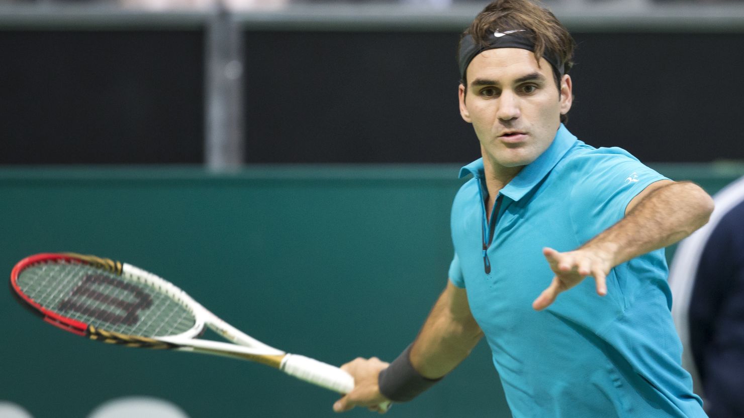 Roger Federer is on course to retain his World Tennis Tournament in Rotterdam after reaching the last eight