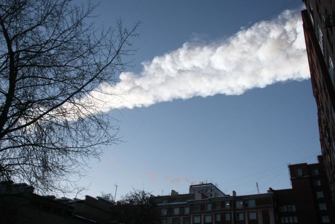 Un meteoro gigante entró en la atmósfera sobre los montes Urales en Rusia causando una serie de explosiones, que dejaron más de 900 heridos, una estela de daños y alarma general entre los pobladores.