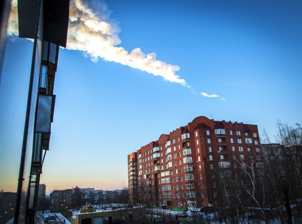 Un meteoro gigante entró en la atmósfera sobre los montes Urales en Rusia causando una serie de explosiones, que dejaron más de 900 heridos, una estela de daños y alarma general entre los pobladores.