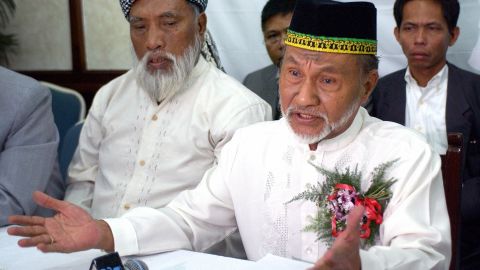 Head of Sulu and North Borneo, Sultan Esmail Kiram, gestures during a press conference in Manila, 28 February 2004.