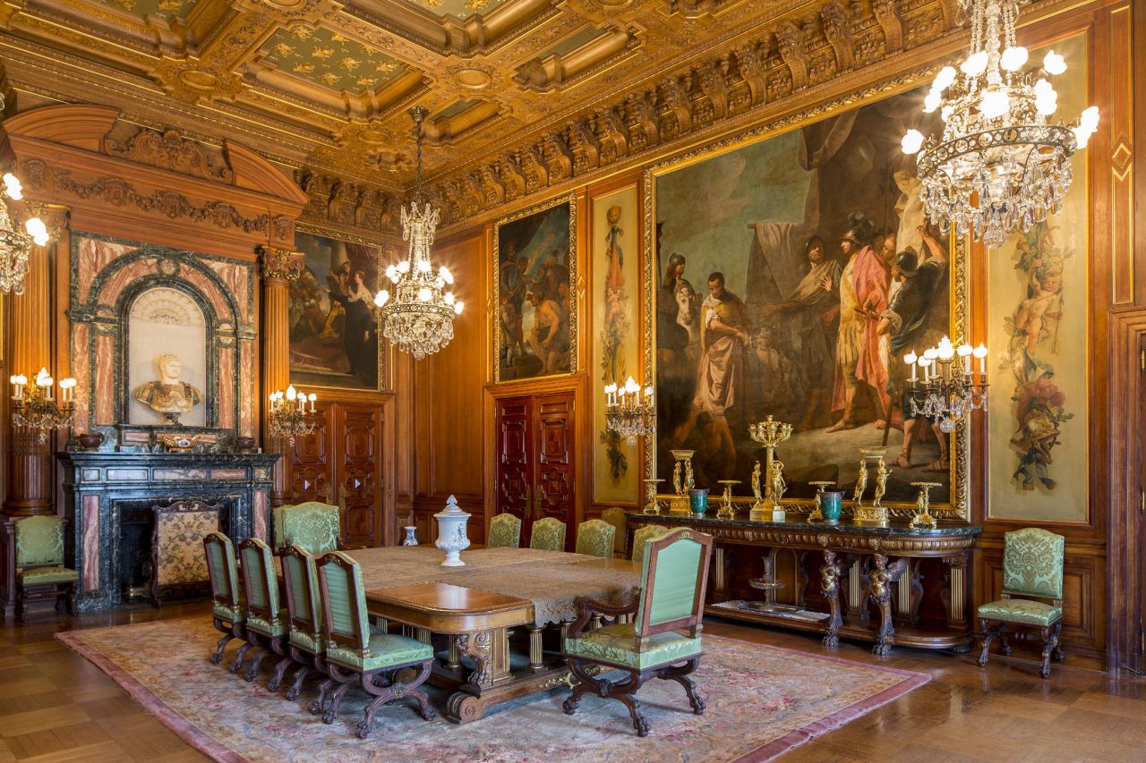 Designed by Philadelphia architect Horace Trumbauer and modeled after a French chateau, the Elms cost $1.4 million to build and includes this spectacular dining room. 
