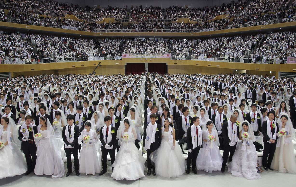 Thousands of couples fill the center.