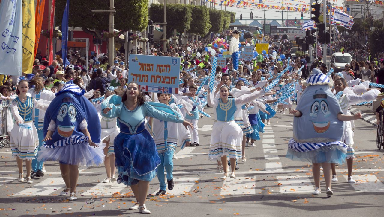 Dressed up Israelis take part in a parade to celebrate the Jewish holiday of Purim on February 24, 2013 in the central Israeli city of Netanya. 