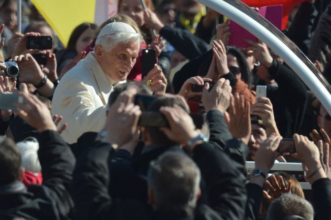 Benedicto XVI participó este miércoles 27 de febrero en su última audiencia general ante una abarrotada Plaza de San Pedro, en el Vaticano.