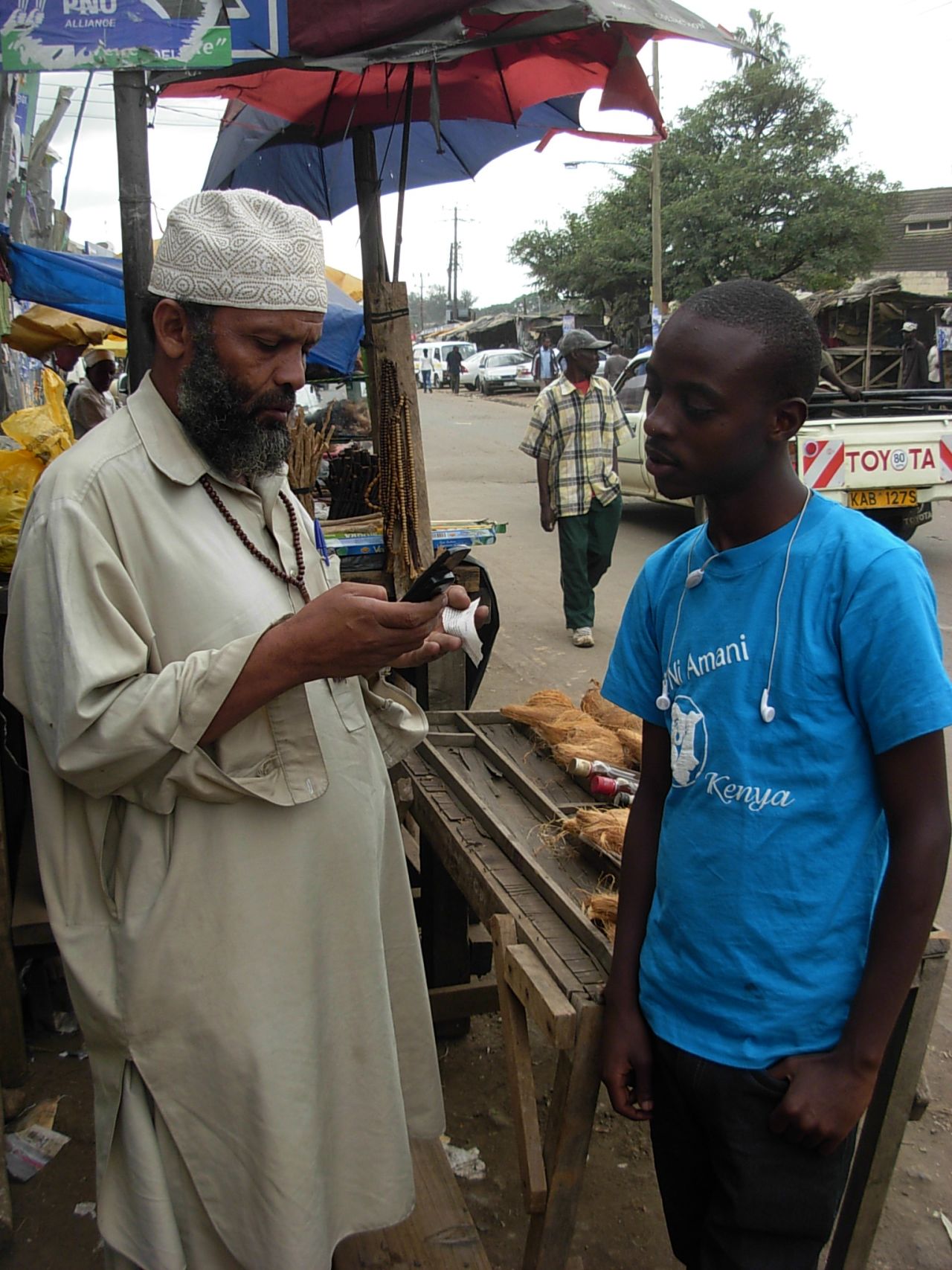 Sisi Ni Amani Kenya (SNA-K) has launched the PeaceTXT initiative. As well as encouraging users to vote, the platform updates communities about peace-building activities. Pictured, a volunteer explains how to register with SNA-K by phone.