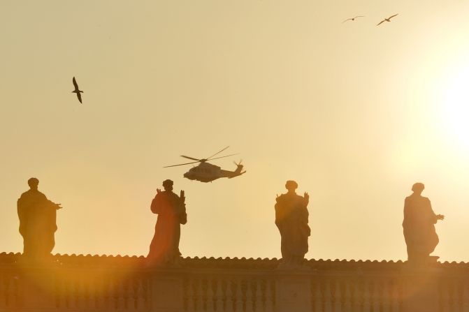 El helicóptero en el que viajó el ahora papa emérito sobrevuela la Plaza de San Pedro. 