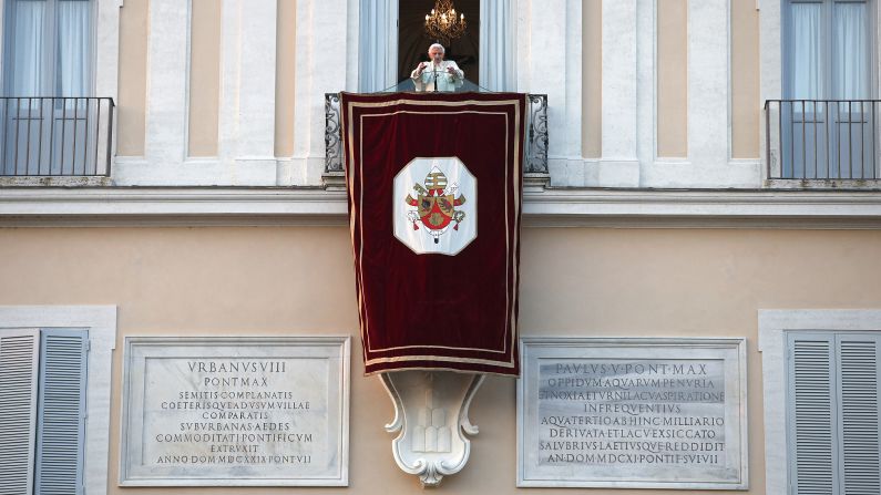 El ahora papa emérito, Benedicto XVI le habla a los feligreses por última vez desde el balcón de su residencia veraniega en Castel Gandolfo, Italia, el 28 de febrero. 