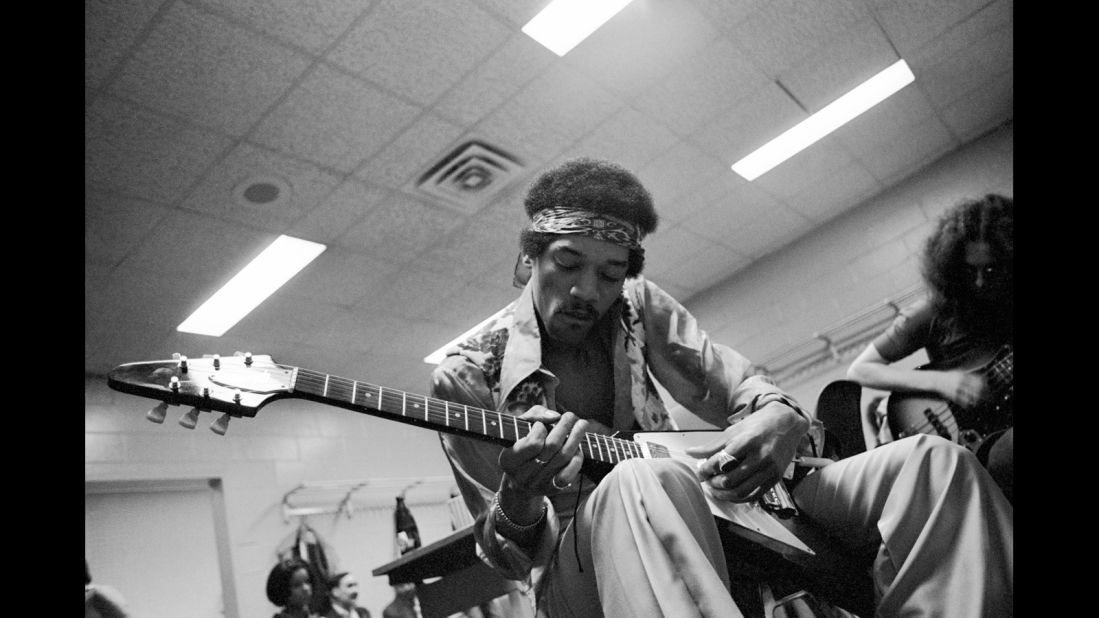 <strong>Hendrix relaxes and jams with Noel Redding at Madison Square Garden in New York in 1969: </strong><br />"He often would rehearse quietly before going on stage with a small amp and his Flying V as it suited his style of playing the blues." --<em> Eddie Kramer</em>