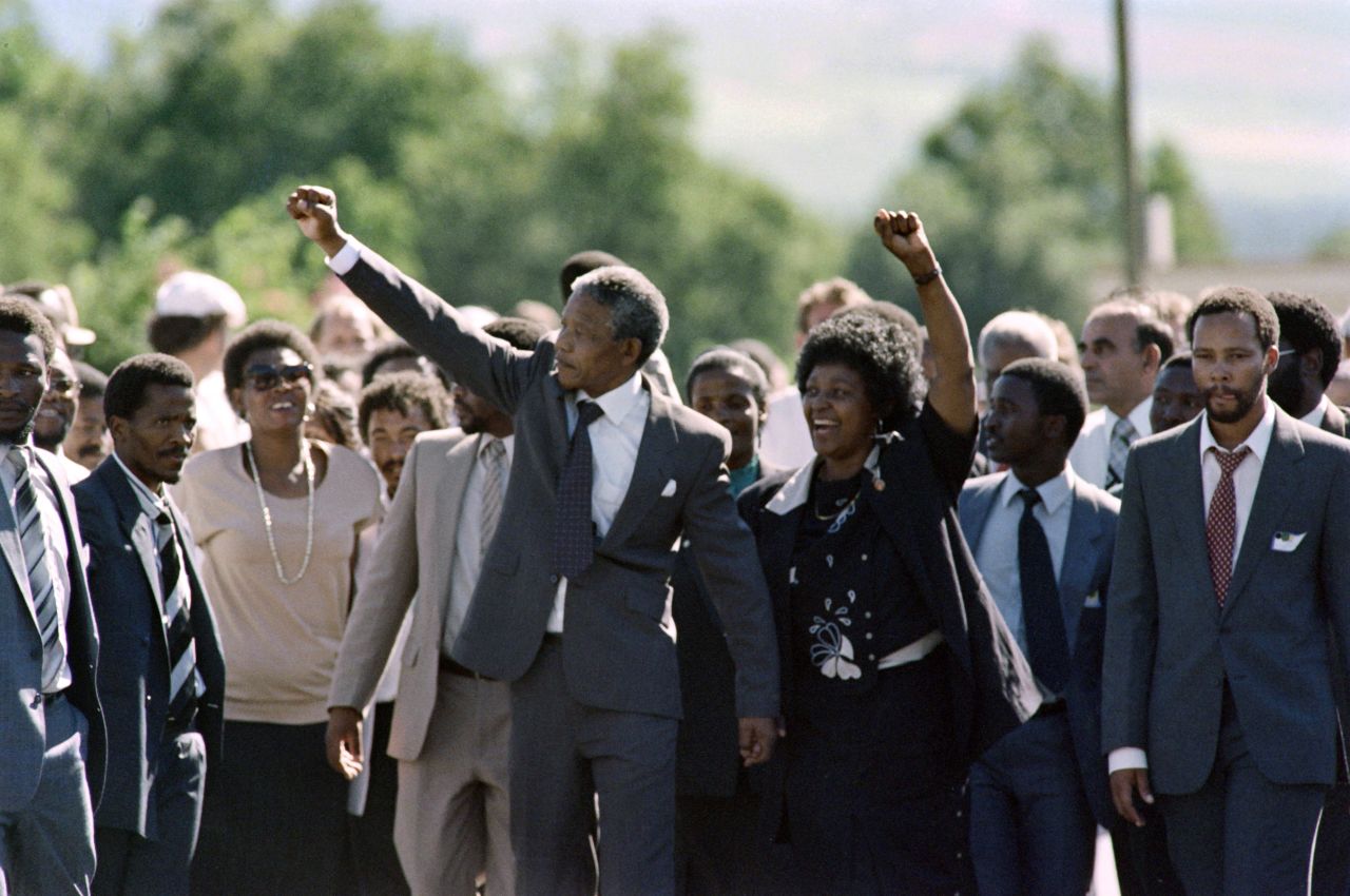 Mandela estuvo 27 años en prisión y al salir impulsó el pacifismo y la reconciliación.
