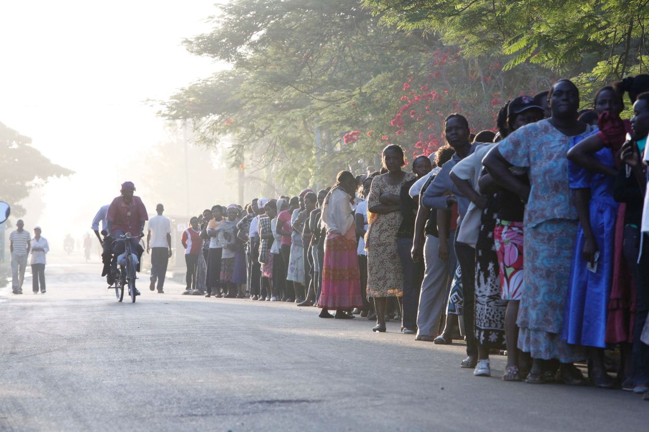 Kenyans voters queuing for the presidential elections at the Kisumu Social Centre, one of the largest polling stations in Kisumu town in western Kenya March 4, 2013.