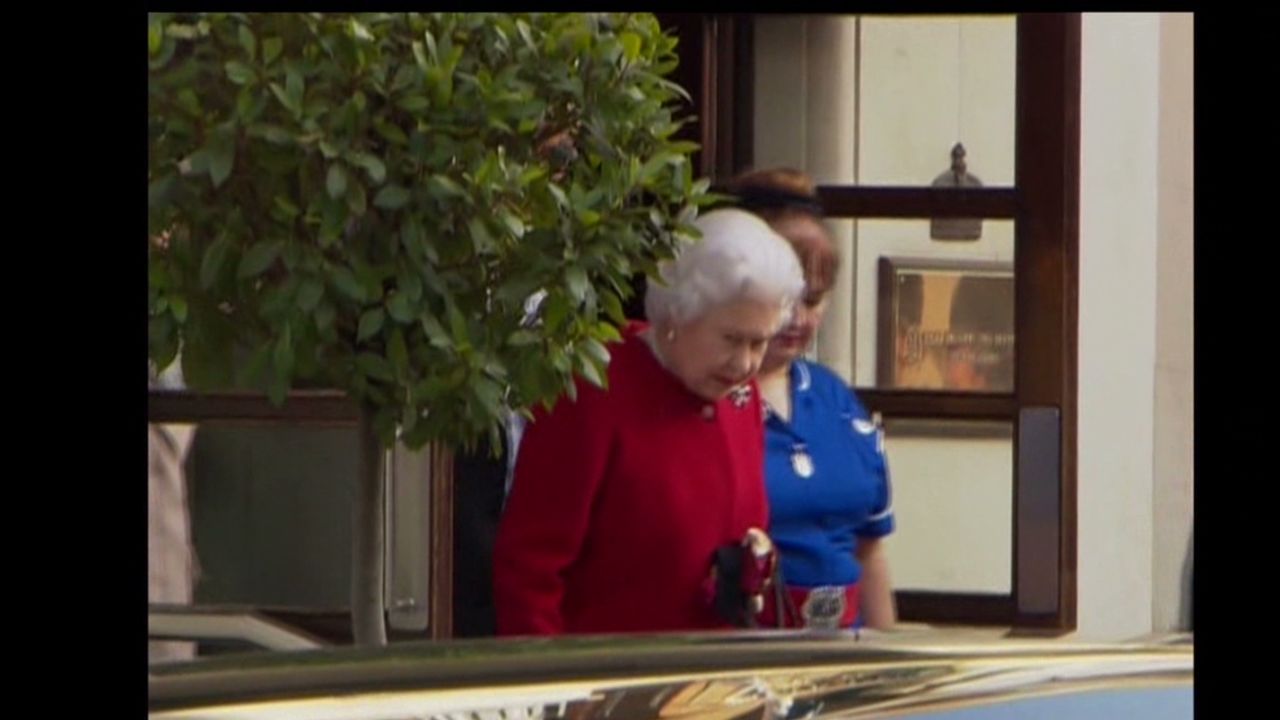 lkl foster queen leaves hospital _00000912.jpg