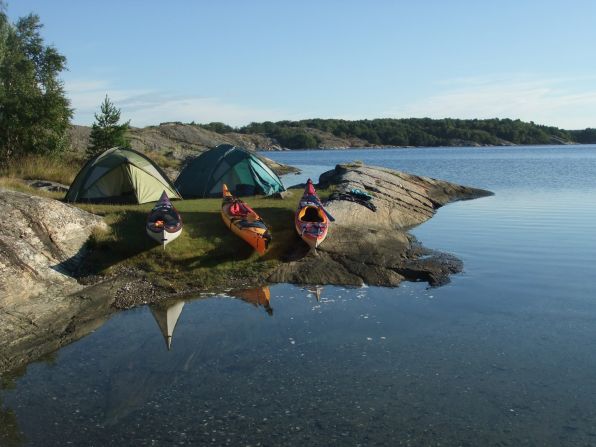 This stretch of coastline extends to the border with Norway and is dotted with an archipelago of some 8,000 islands and islets.