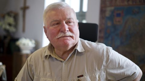 Datos rápidos de Lech Walesa | CNN 2 El ex presidente polaco y premio Nobel de la Paz Lech Walesa escucha mientras habla con periodistas en su oficina el 20 de junio de 2012 en Gdansk, Polonia.
