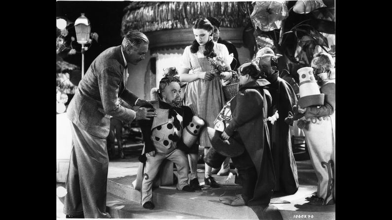 Director Victor Fleming instructs the cast during filming.
