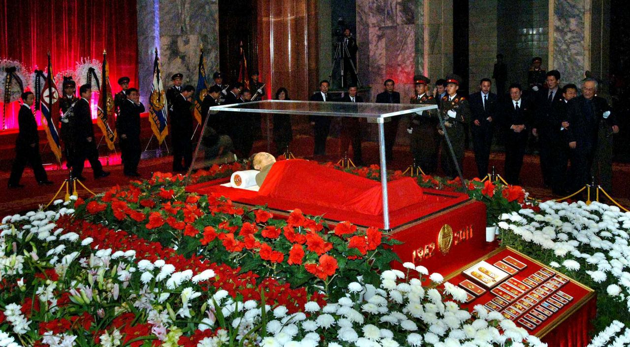 The body of late North Korean leader Kim Jong-Il lies in state at the Kumsusan Memorial Palace.