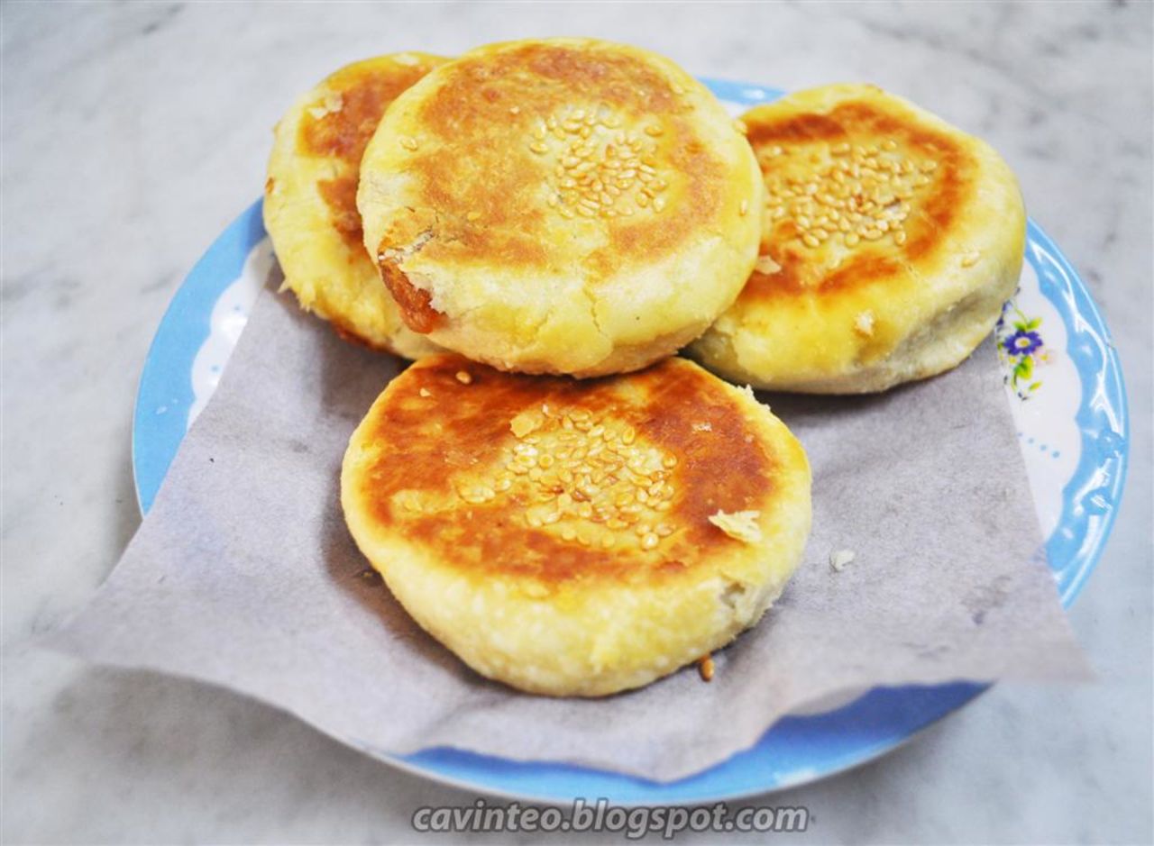 A tiny bakeshop with superior tau sar piah, crumbly sesame-seed-encrusted pastries filled with sweet or savory bean paste. 65/6253-4584