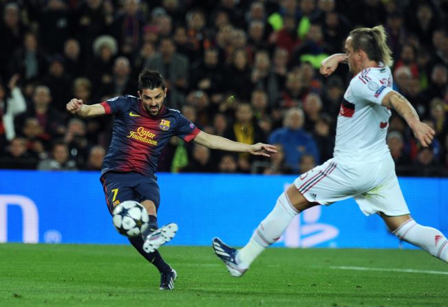 David Villa curled home Barca's third on 55 minutes to put his side into the lead for the first time overall in the tie. The striker latched onto Xavi's delicate pass before bending the ball into the far corner.