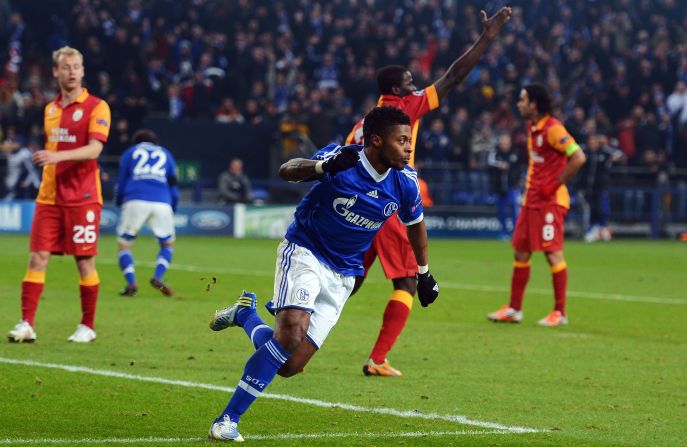 A mistake by Galatasaray goalkeeper Fernando Muslera allowed Michel Bastos to equalize and make it 2-2 on the night as Schalke battled back.