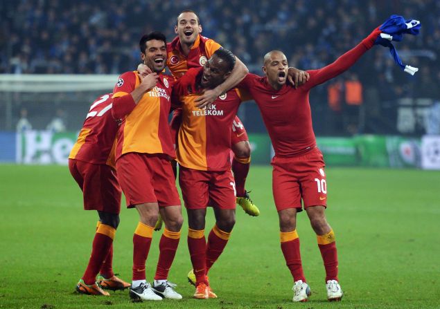 With Schalke pushing forward in search of a winner, Galatasaray hit its opponent on the break with Umut Bulut racing clear to finish at the second attempt and send the Turkish side into the last eight thanks to a 3-2 win on the night and a 4-3 aggregate victory.