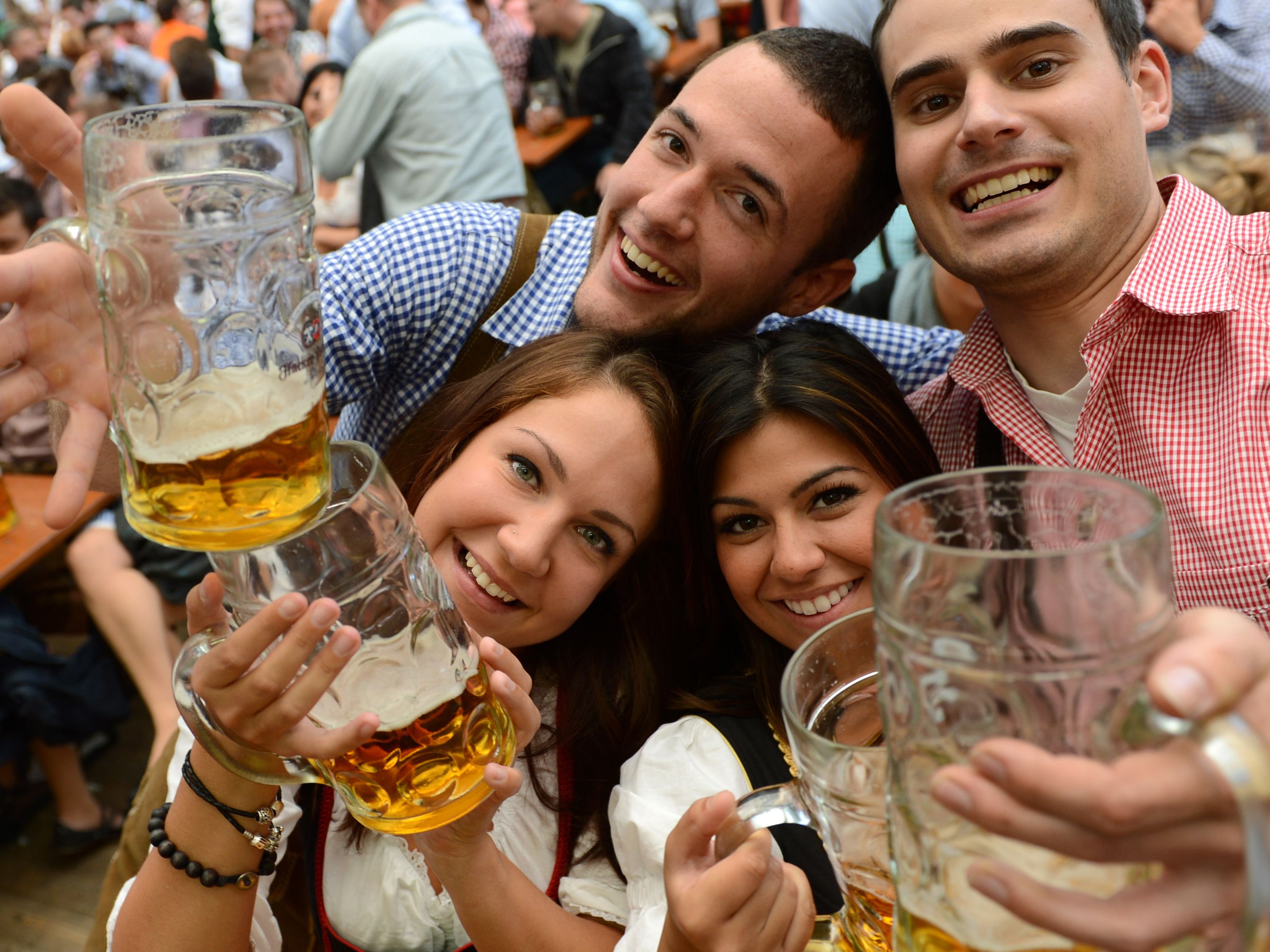Drinking countries. Счастливые люди пьют пиво. Самые пьющие нации.