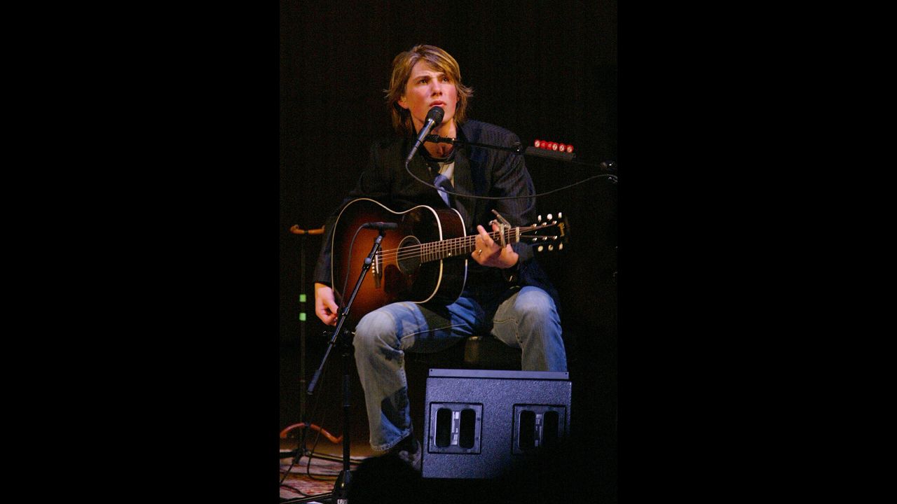 Taylor performs with Hanson at New York City's Carnegie Hall in 2003.