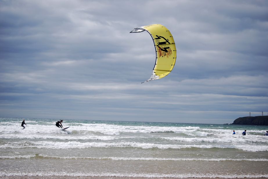 Skyhigh Kitesurfing offers one-, two- and three-day kitesurfing courses.