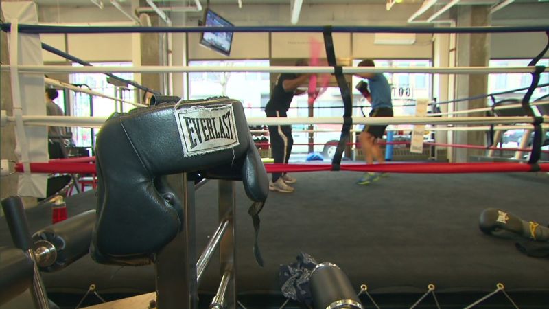 Boxers go without headgear photo