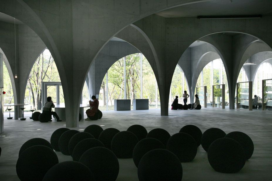 Studying is a joy in this light, airy library located in the suburbs of Tokyo. Arches made of steel plates covered with concrete cross at several intersections, allowing the bottom of the arches to remain beautifully slender while still supporting the weight of the floors above. 