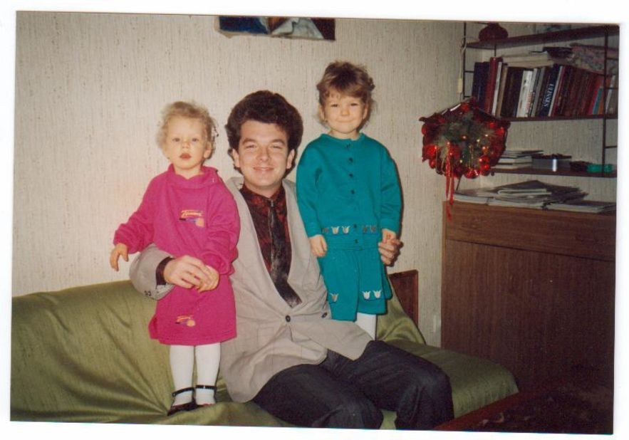 A young Urszula (left) and Agnieszka pose at home with their father Robert, a veteran tennis coach who has been their mentor.
